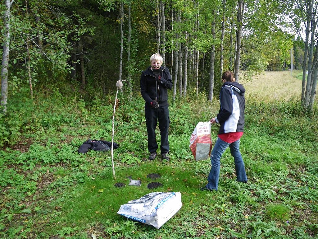 IMGP2074.JPG - Diverse delar till köksspisen görs rent ute i på greenen.