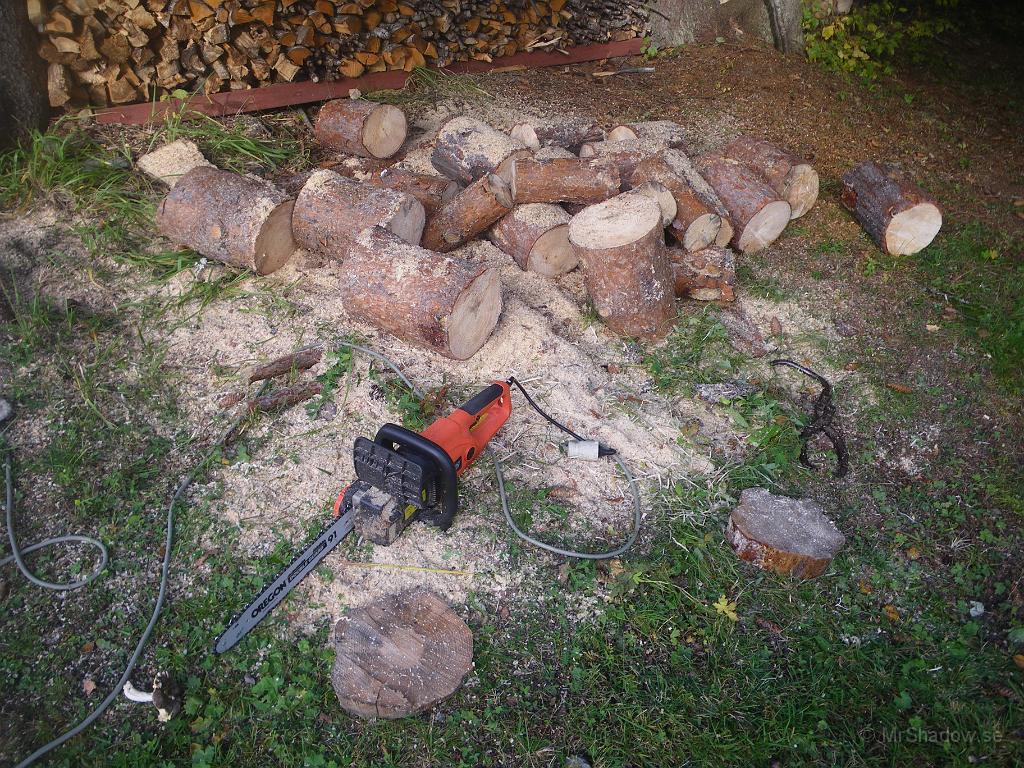 IMGP2111.JPG - Har ju haft några furustockar liggande, men nu har de tjoppats upp i mer klyvbara bitar.