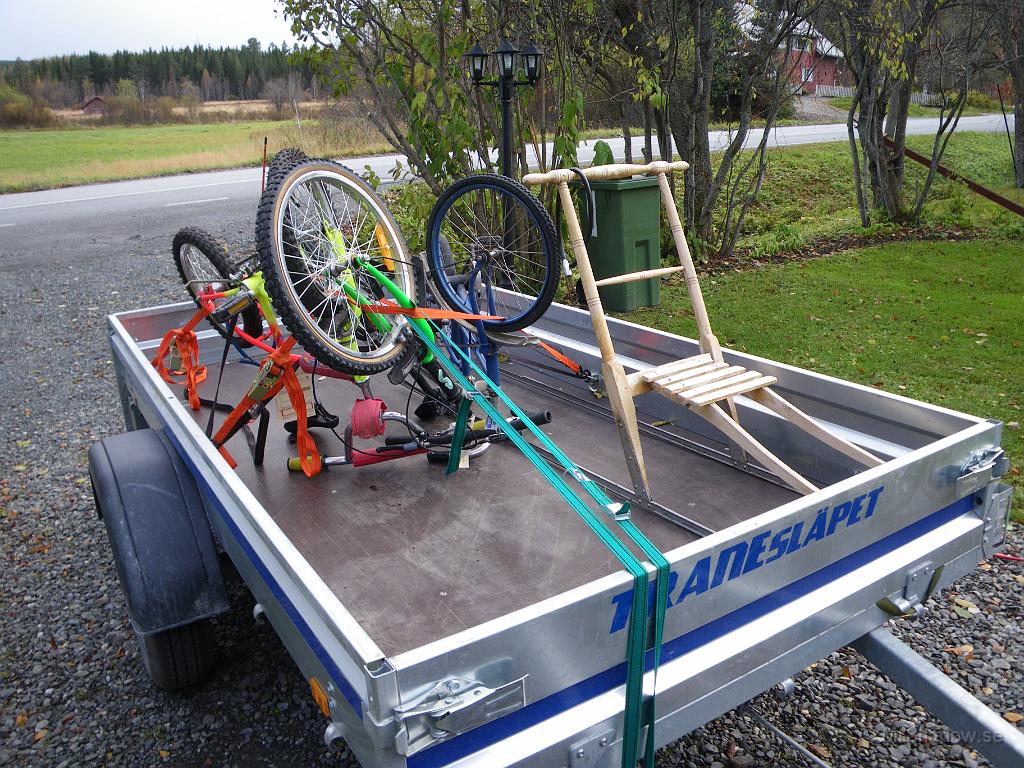 IMGP2154.JPG - Liten last på sakförflyttaren. Sparken kommer nog mer till användning i Slåtte än i cykelboden hemma i stan.. Den har nog varit inomhusparkerad i 10 år. Några juniorcyklar tog också med för förvaring.