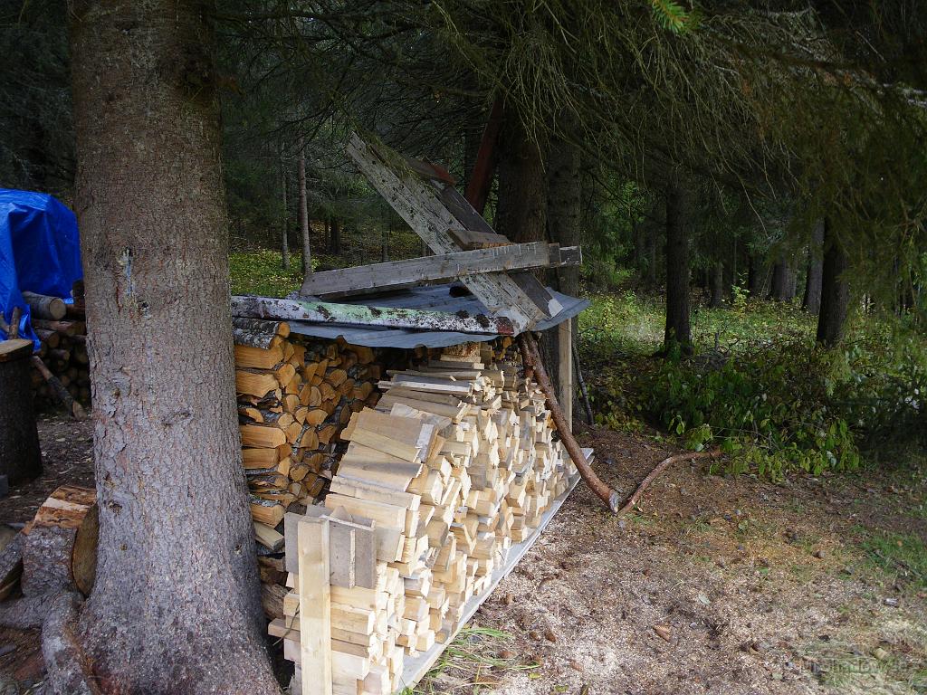 IMGP2171.JPG - Sågbocken fick ny sysselsättning också. Lade en plåt över lilla vedhögen och sågbocken tillsammans med lite annat, fick bli balast för att hålla kvar plåten.