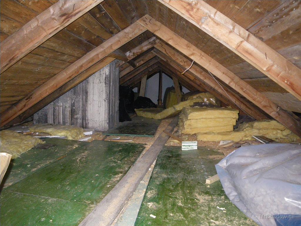 IMGP2303.JPG - Dag att göra något åt vinden beträffande skräp och isolering. Någon tidigare ägare har varit förutseende att skaffa gullfiber att isolera med. Nyttjae lite av detta för att bättra på isoleringen av golvet i vardagsummet.
