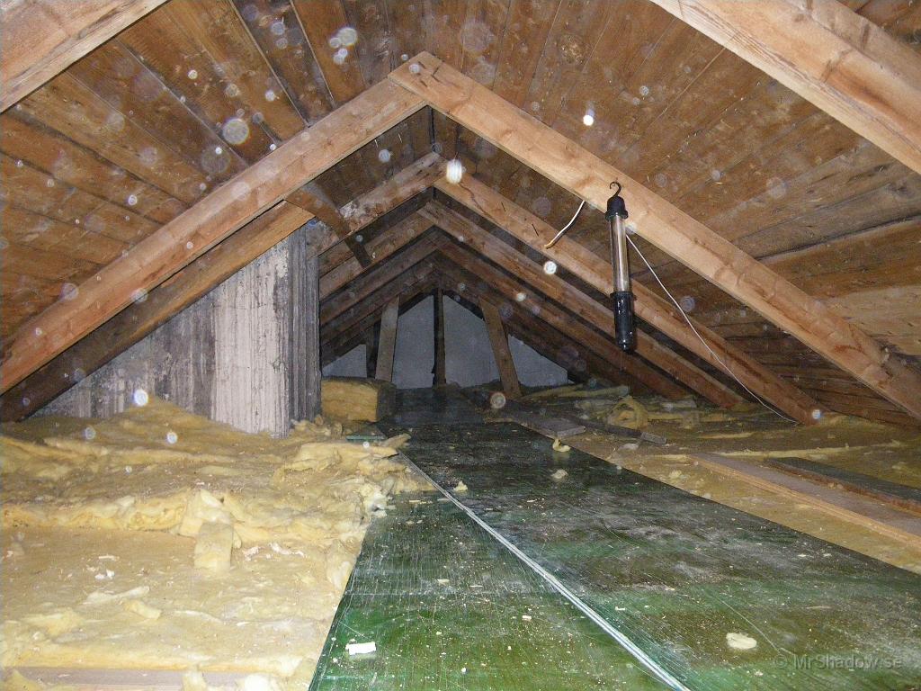 IMGP2309.JPG - Vid sladdlösa sladdlampan.. hänger kabeln med tempgivaren. Har nu konstaterat att denna extra isolering har gjort en del nytta. Inte riktigt lika varmt på vinden längre.. Om inte solen ligger på plåttaket förståss..