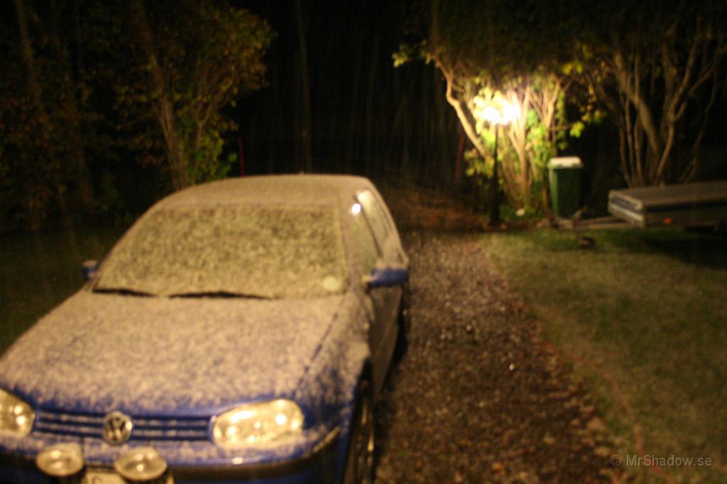 IMG_5614.JPG - Frost på bilen och lyse vid soptunnan..  Egentligen var inte ljuset avsett för just soptunnan, men när en del placeringstrassel för lycktan uppstod, så hamnade soptunnan lite i "rampljuset".