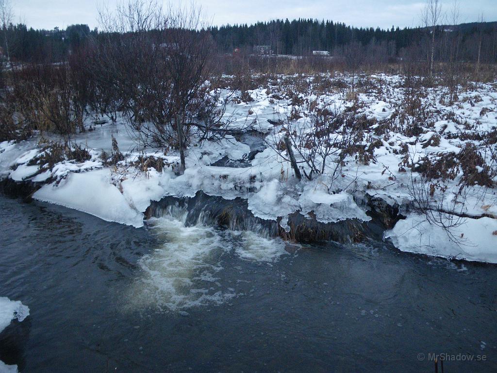IMGP2437.JPG - Så istället för att rinna i fåran, så letar sig vattnet nya vägar. Men ända till Slåttet når det inte ännu...