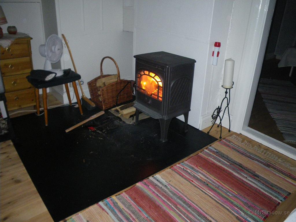 IMGP2448.JPG - Då det varit ganska kallt -31,8, på morgonen denna dag, så var det till att köra hårt med spis och kamin. Ändå hade jag bara +12 här när jag klev upp 7 tim senare. Kylan sitter hårt i väggarna.. Har normalt ca 7 grader på övervåningen när jag inte är på plats.