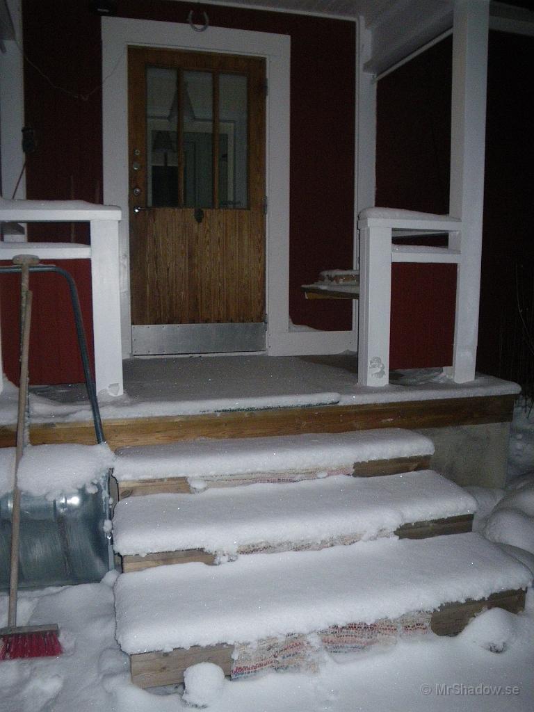 IMGP2451.jpg - 2009-12-23  Det har trillat ner lite snö, men mer än att det går att sopa av bron.