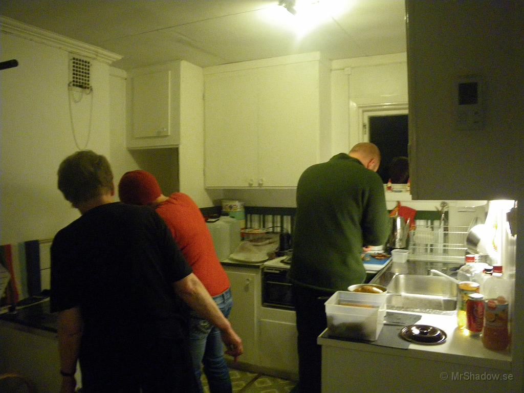 IMGP2453.JPG - På juldagen var det julmiddag i Slåtte. Många jobbar i köket