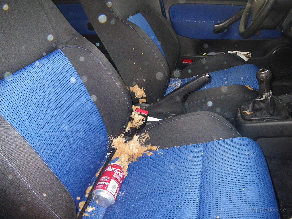 IMGP2470.JPG - Detta var ingen kul syn. Skulle koppla in kupevärmaren och konstaterade då att den glömda Colaburken exploderat.. Misstänker att det hänt efter det att jag kopplade in motorvärmaren ca 1,5 tidigare.. Men det var ju - 25 under natten... Det gick dock att dammsuga upp det mesta så länge det var fryst. Men det återstår finputsning som inte gick att göra i -22.