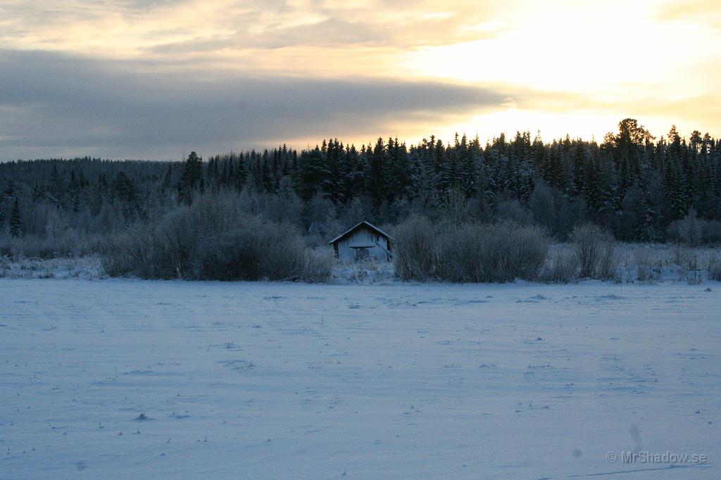 IMG_5739.JPG - Motljusbild på detta sett, fungerar bara ett par dagar per år och ändå är det mitt på dagen. Ladan ser ruggit kall ut.