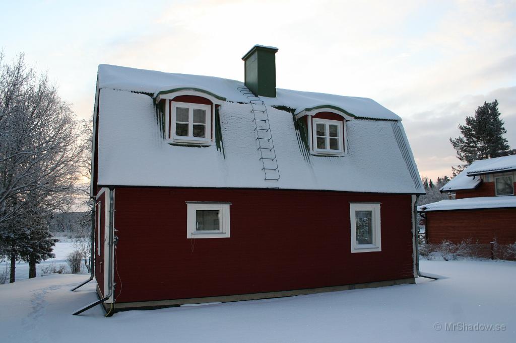 IMG_5742.JPG - Även om det är riktigt kallt, så ser det ut att vara mindre värmeläckage mot taket än tidigare år. Det lilla isoleringsjobbet på vinden, ser ut att fungera riktigt bra.