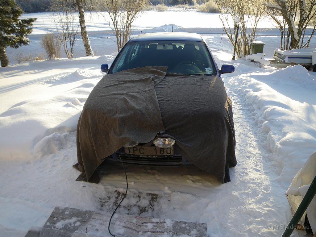 IMGP2539.JPG - 2010-01-08  Förr var det ju hästen som fick täcke eller filt när det var riktigt kallt. Med -30 så gör nog motorvärmare och filt lite nytta på SpårtGolfen också.
