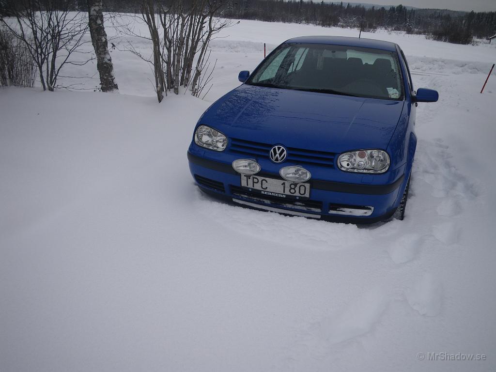 IMGP2755.JPG - Spårtgolfen får agera snöplog en liten bit.. Funderar på att sätta på plogfästen..