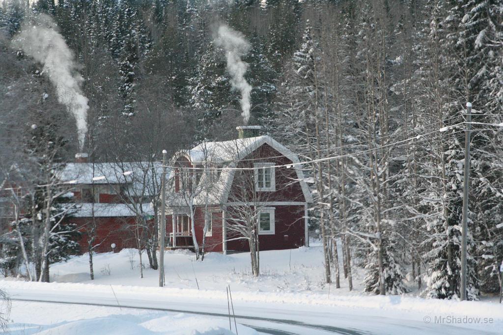 IMG_6072.JPG - 2010-01-06  Det ser inbjudande varmt ut, när det ryker så där ur skorstenarna. Ute är det i vart fall -25 och då nöjer man sig... om det är +20 inne.