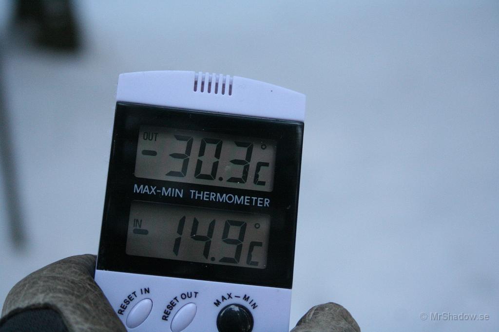 IMG_6079.JPG - På vägen tillbaka från ån mot Slåttet, vid skogsbrynet mot ängen, är det kallare än -30