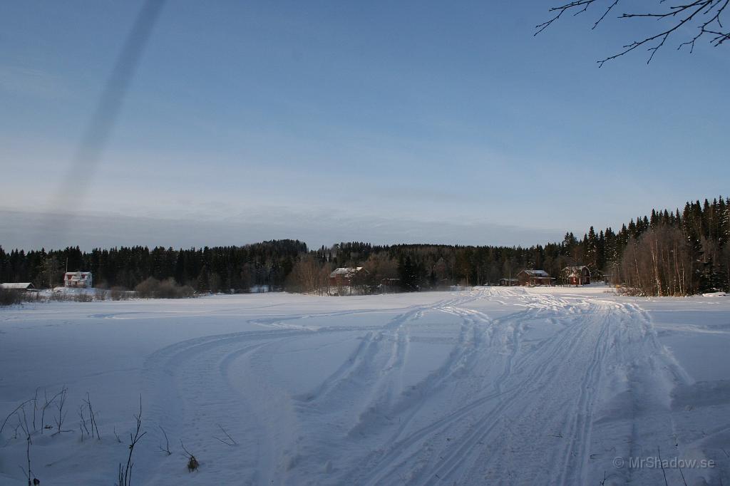 IMG_6235.JPG - 2010-01-23  Fint väder men fortfarande lite kyligt, så blev det en liten utflykt längs skoterspåret ner mot Alsensjön. Börjar att titta lite bakåt..