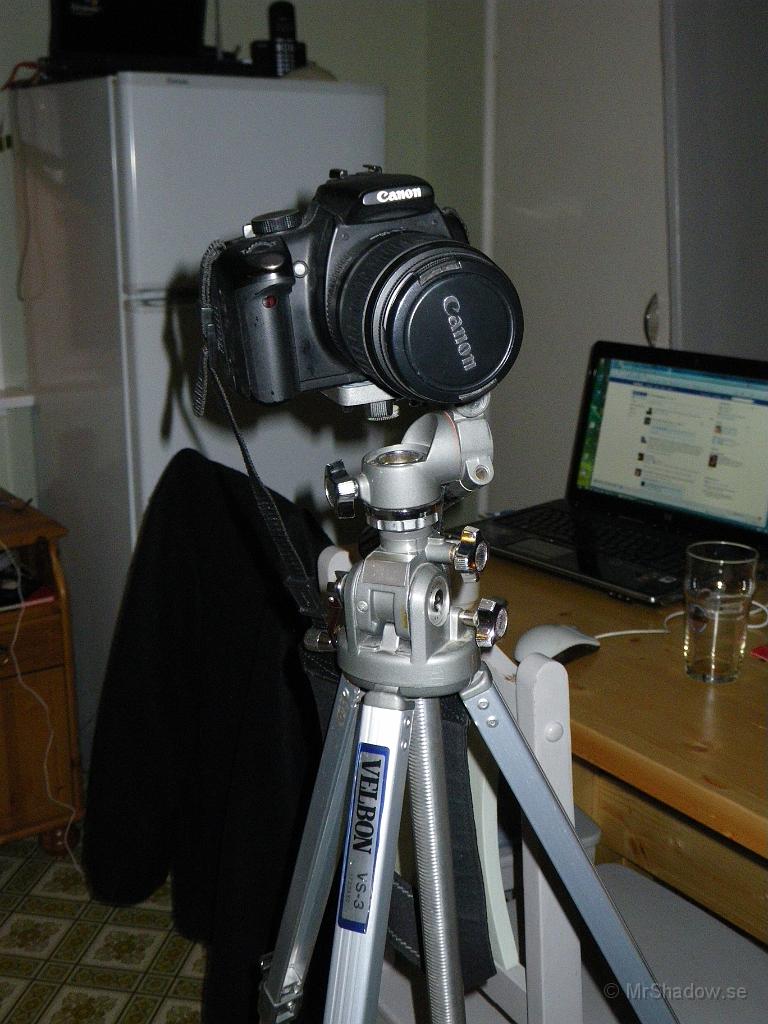 IMGP2778.jpg - 2010-02-01  Egentligen liite tidigare men laddar här för att gå ut mitt i natten och fixa lite månskensbilder. Det snart 40 år gamla stativet gör fortfarande nytta..