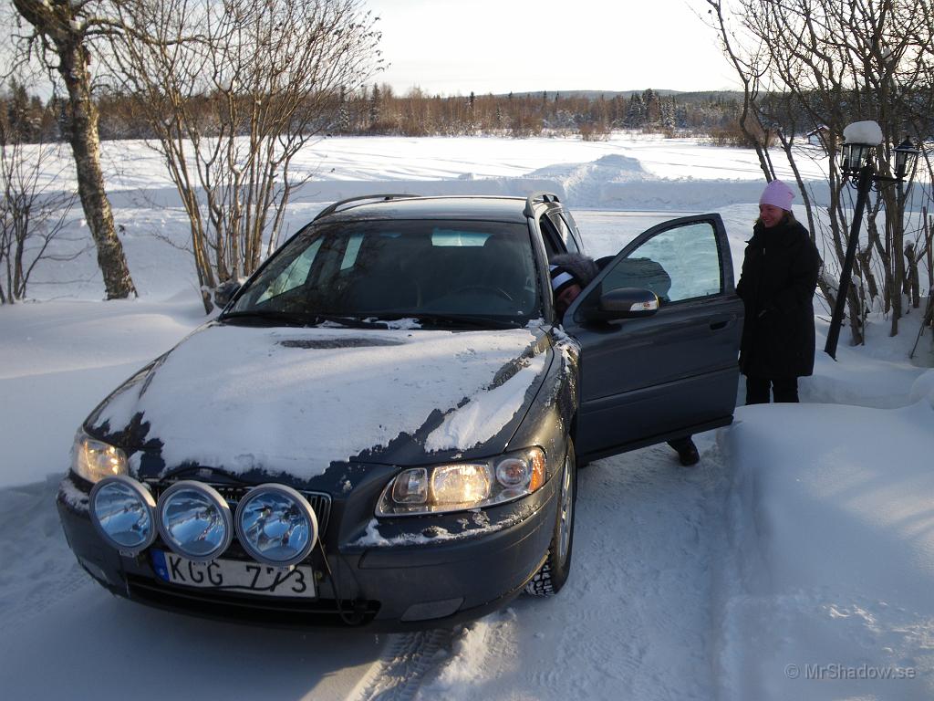 IMGP2872.JPG - T och J kom på besök. De var ute och provåkte nya lastbilen. Behövs för kommande last behov..