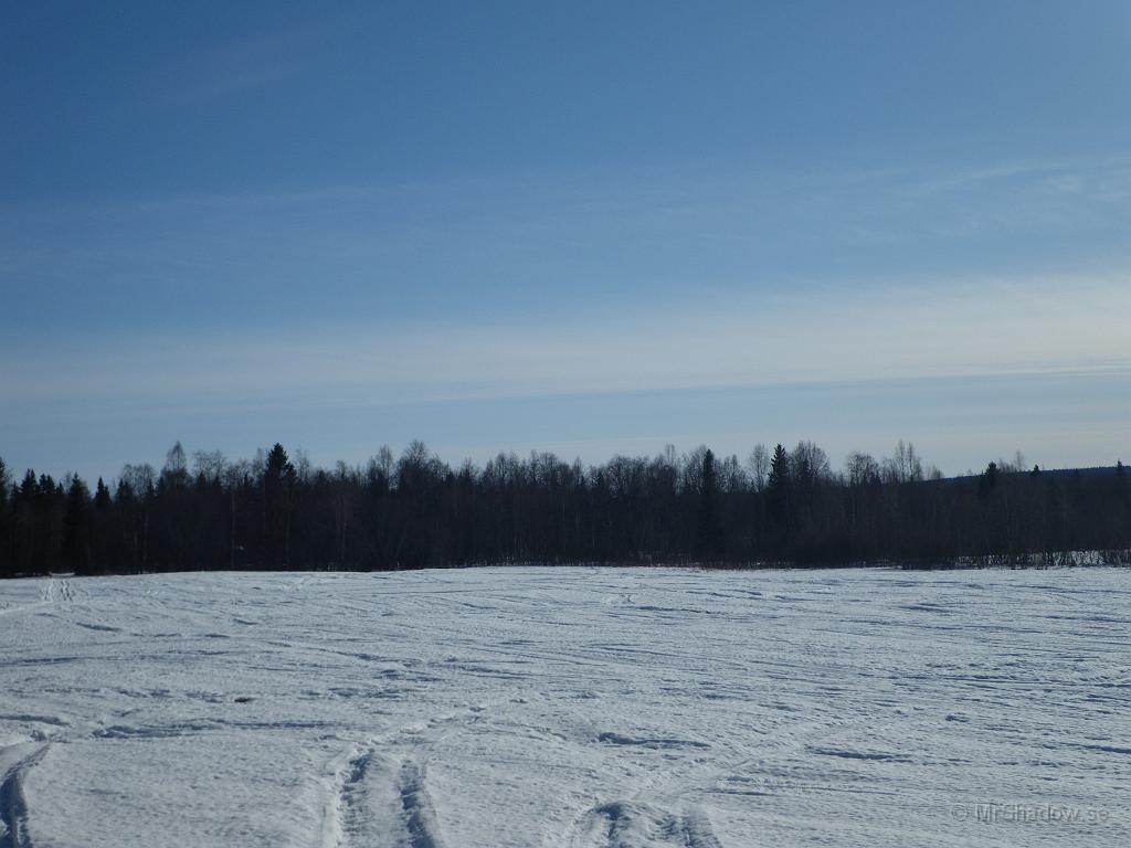 IMGP3099.JPG - Ute på ängen så ligger det fortfarande mycket snö, men det lär nog sjunka ihop nu..