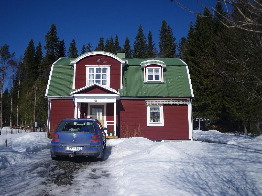 IMGP3100.JPG - Det är inte många snöflingor kvar på taket heller och grusgången börjar synas igen..