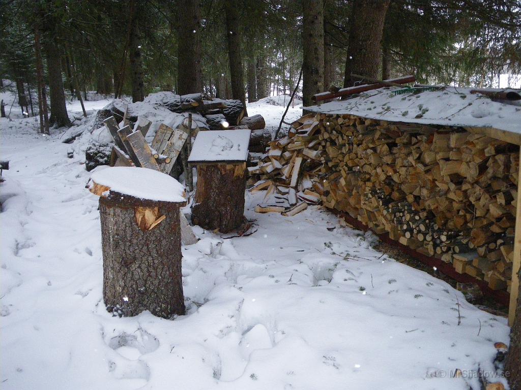 IMGP3121.JPG - Jobbet på vedbacken stannade av lite.. men den här snön försvinner nog snart..