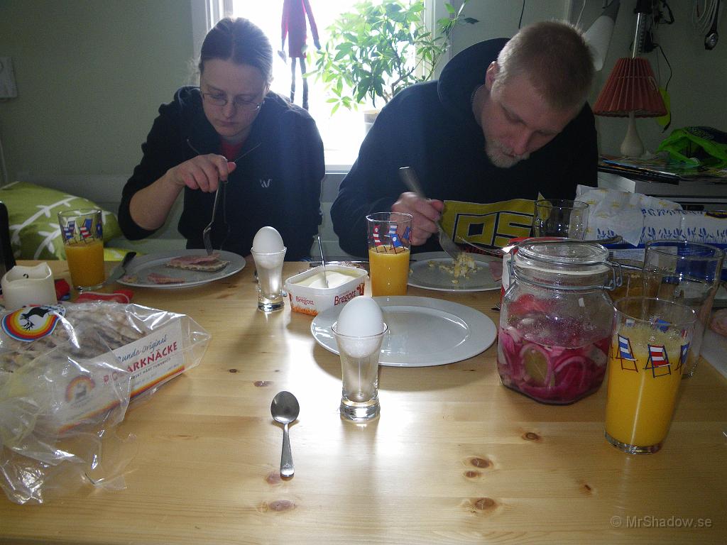 IMGP3154.JPG - Bodyguard och M passade på att få lite påskfrukost. Kul med lite besök.