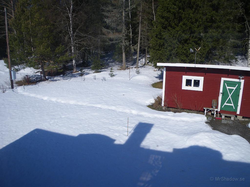 IMGP3164.JPG - 2010-04-04  Tänkte ta några bilder från fönstret uppe i kammarn. Kan ju vara kul att se hur våren kommer till slåttsträdgården.