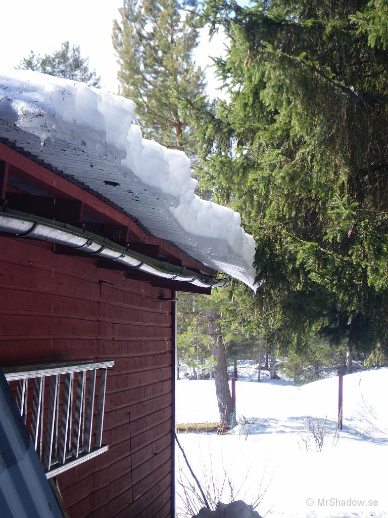 IMGP3168.jpg - Undrar hur länge det överhänget  klarar av trycket ??