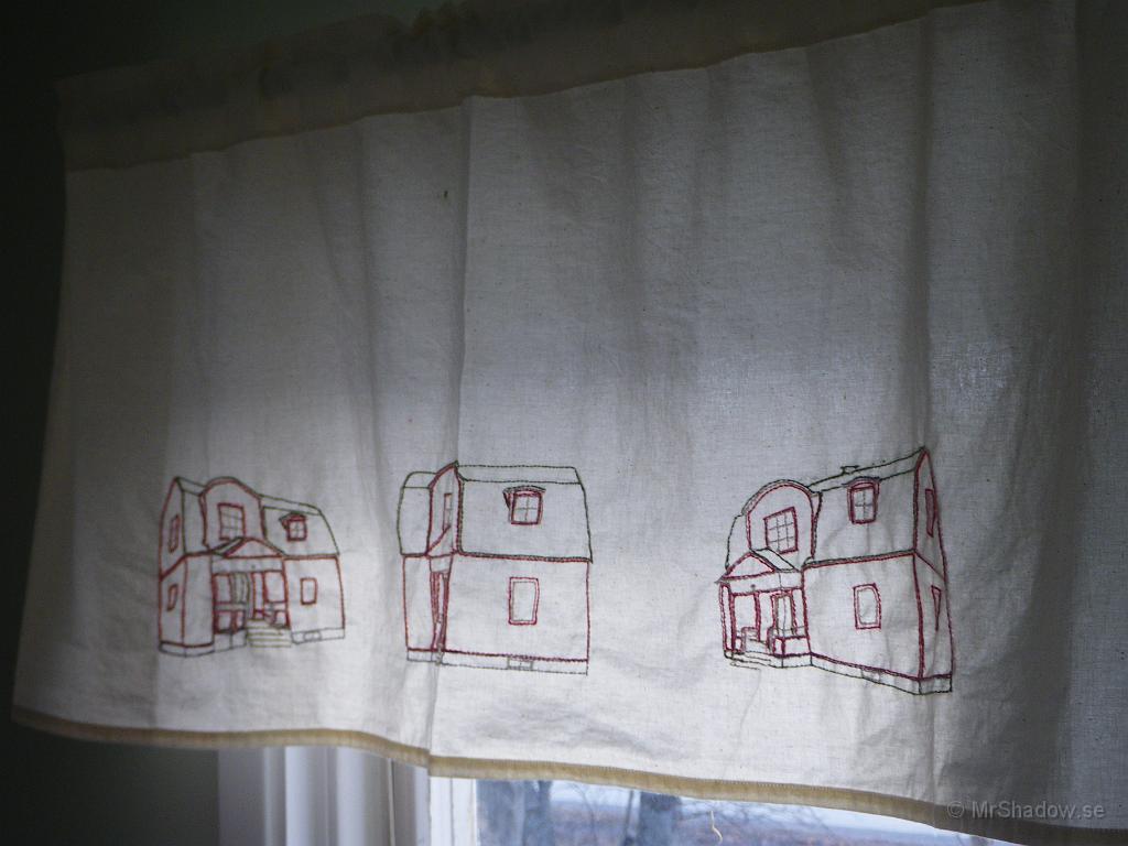 IMGP3182.JPG - Farmor tittade förbi igen och nu börjar hennes projekt likna något välkänt ;-)  Det blir nya köksgardiner med Slåttet i tre vinklar. Broderiet görs också i husets färger rött, vitt och grönt.