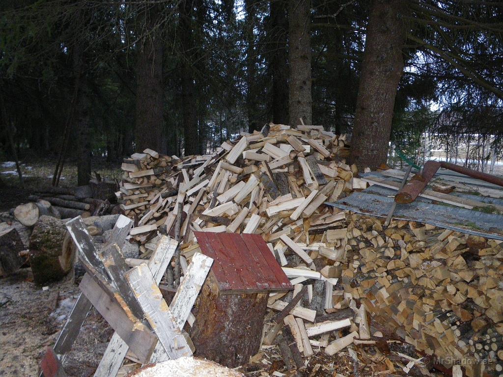 IMGP3236.JPG - Vedhögen växer lite varje dag..