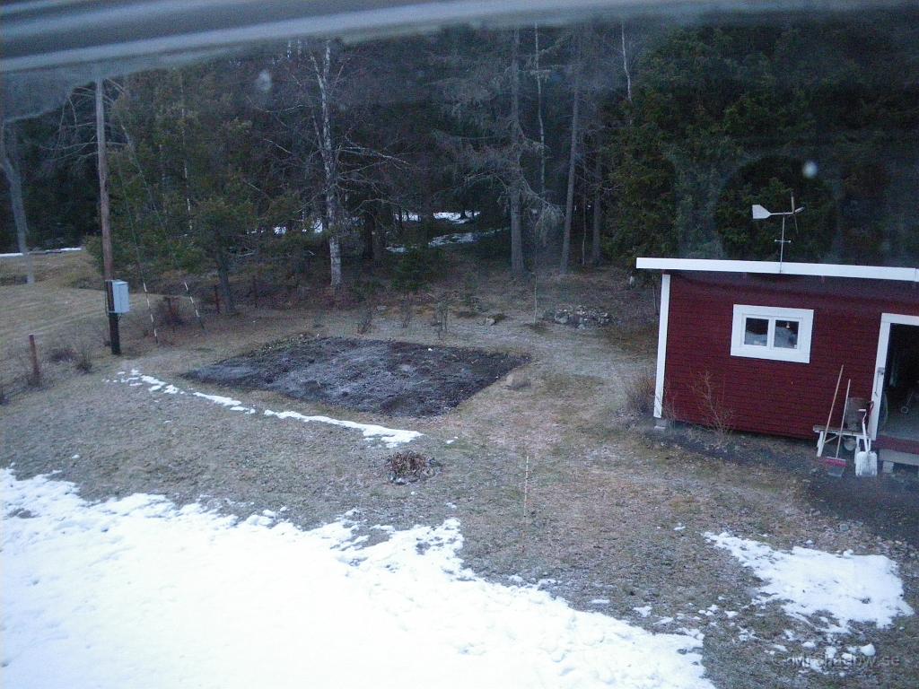 IMGP3237.JPG - Utsikten sent på kvällen visar att snön ligger kvar. Tidigt på morgonen dagen efter var det ännu mer snö, men då tog jag ingen bild, utan valde att  somna om istället...