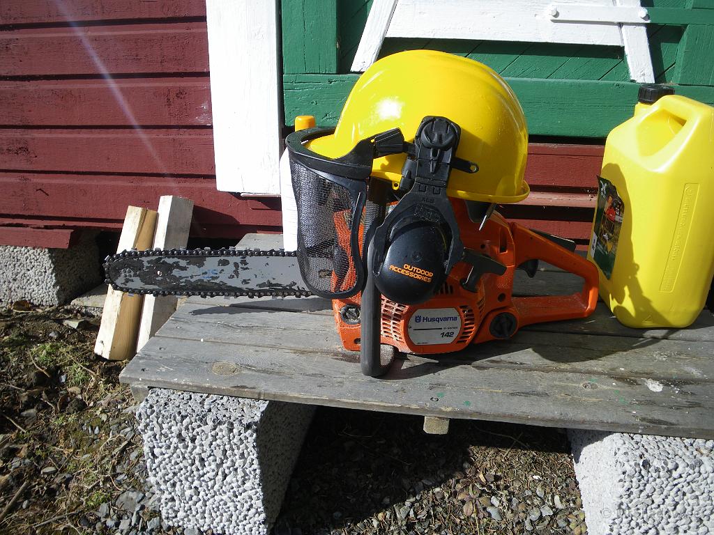 IMGP3240.JPG - Liten putter kompis.. Med nyfilad kjedja så är den riktigt effektiv. Skyddshjälp skall man ha när man jobbar i skogen..