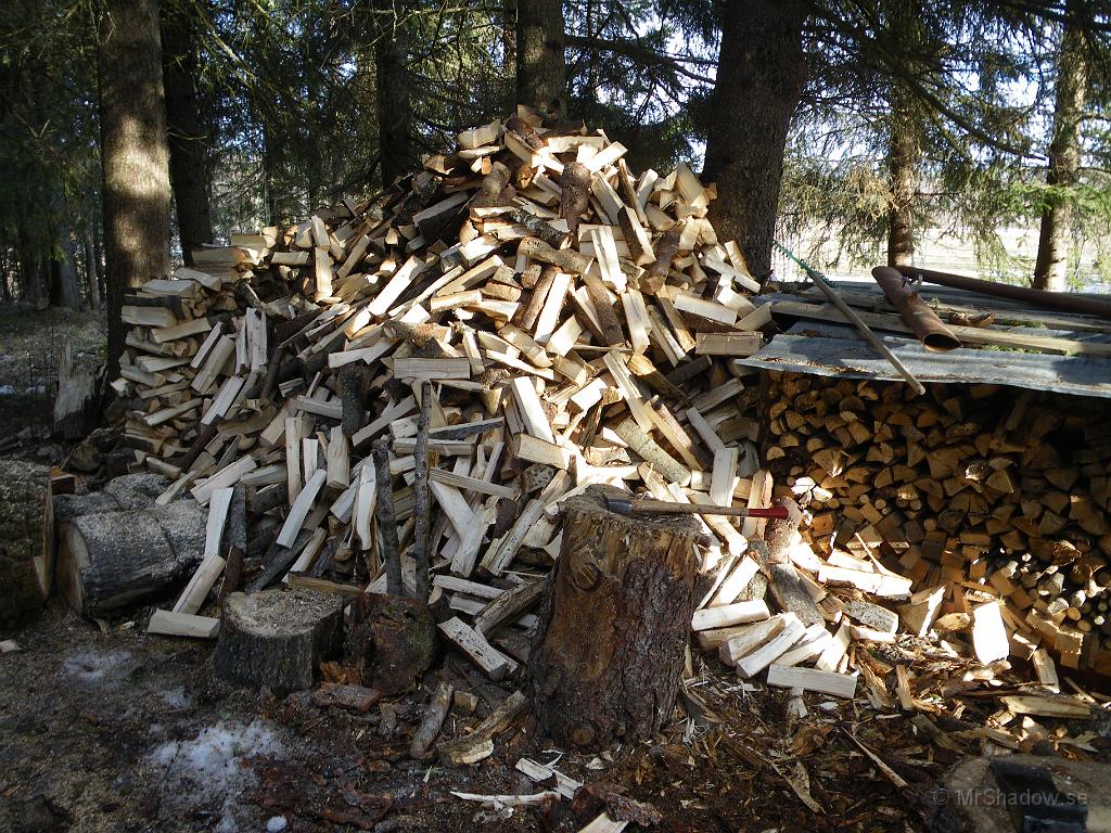 IMGP3241.JPG - Efter ett dagsverke till så har vedhögen växt på sig lite mer.. Kanske klarar vedspisen ett par veckor till nu..