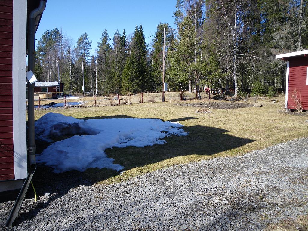 IMGP3259.JPG - 2010-04-24  Helt klart har snödrivan minskat på en vecka, men då det mestadels är skugga.. bakom huset så går det ändå inte så fort.