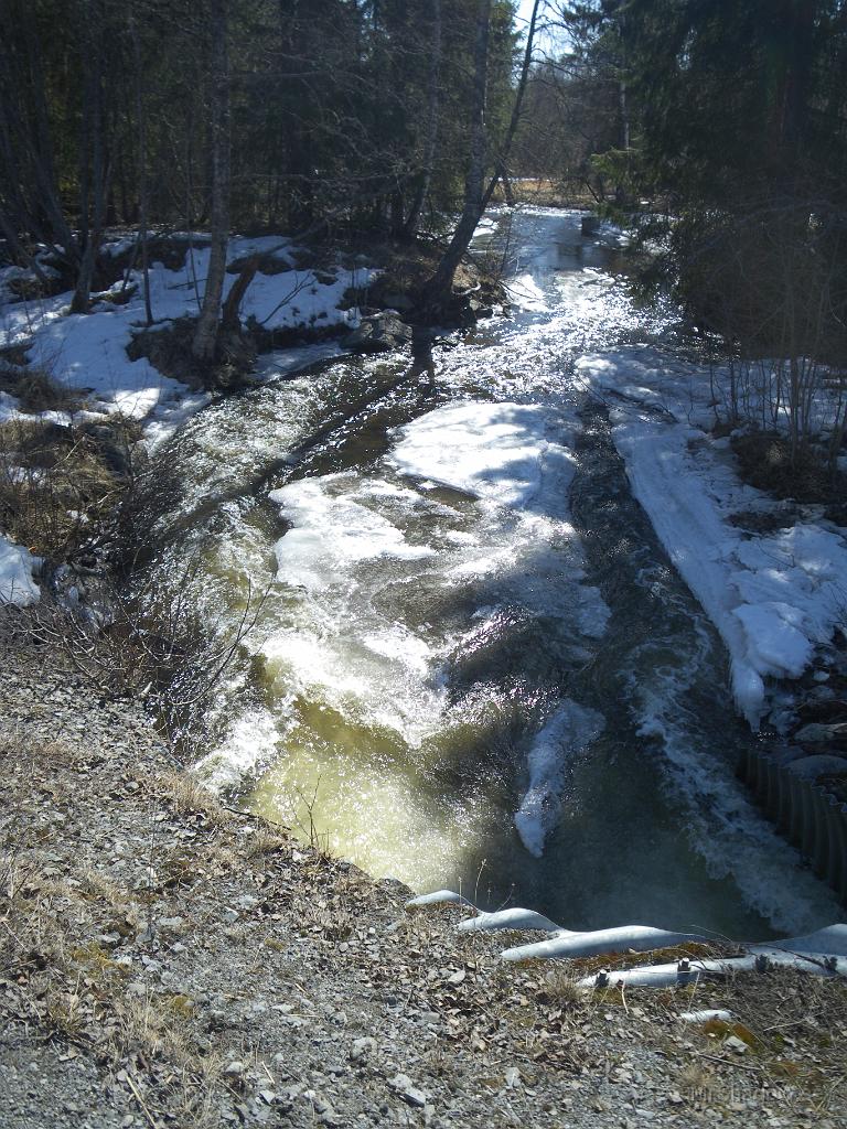 IMGP3267.JPG - På andra sidan landsvägen är det betydligt stridare fors.