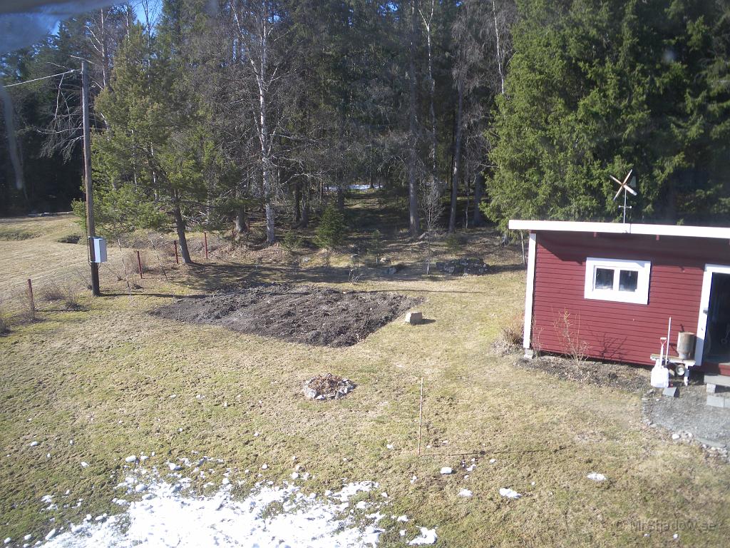 IMGP3270.JPG - I stort snöfritt då, om man bortser från högen just bakom huset..
