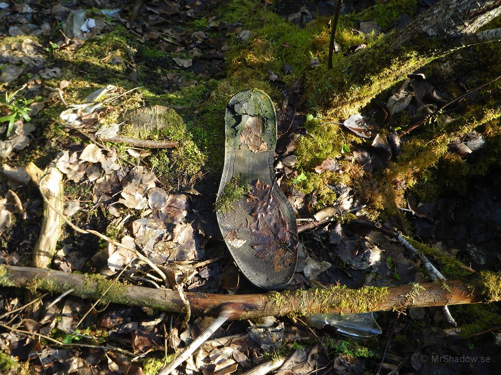 IMGP3340.JPG - Det finns ett uttryck när man besöker gamla övergivna hus och sådant, "Tag bara kort och Lämna endast fotspår" men detta är kanske liite i överkant när det gäller fotspår, nämligen att lämna även skosulan...