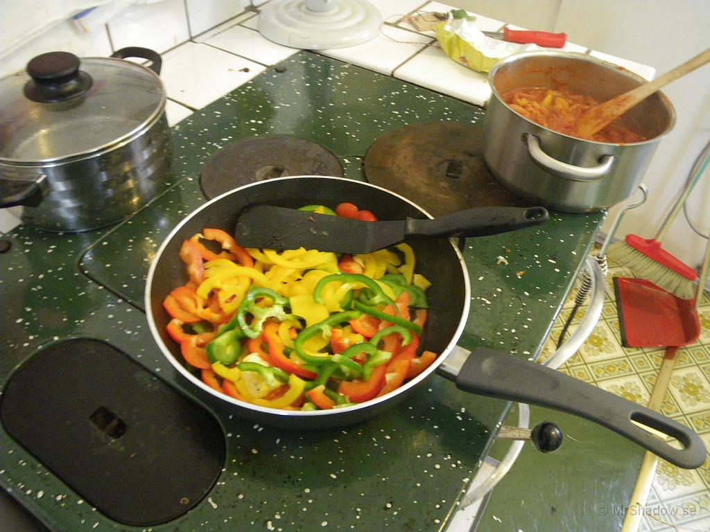 IMGP3372.JPG - Dags för mat.. Förutom en massa protein, ej på bild, så är det här fransk grönsaksröra, Ratatou... någonting, under framställning. Färgerna på paprikan i stekpannan blev så bra;-) Gott blev det också..