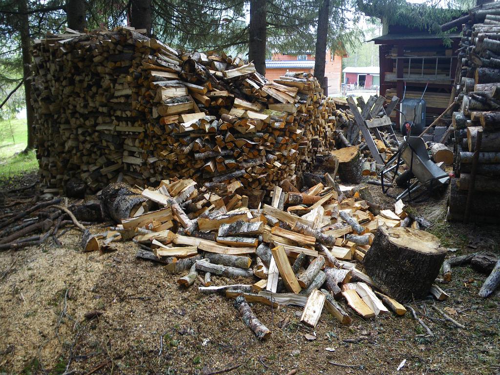 IMGP3416.JPG - 2010-05-23  Helt klart är det någon som djäklas... Finns inte en vedtrave som inte rasat denna vår. Den här lutade till och med innåt, men rasade utåt... Återuppbyggnaden har påbörjats.. Suck igen..
