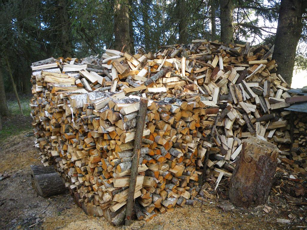 IMGP3424.JPG - Undrar om den här vedhögen kommer att räcka till nästa sommar ??