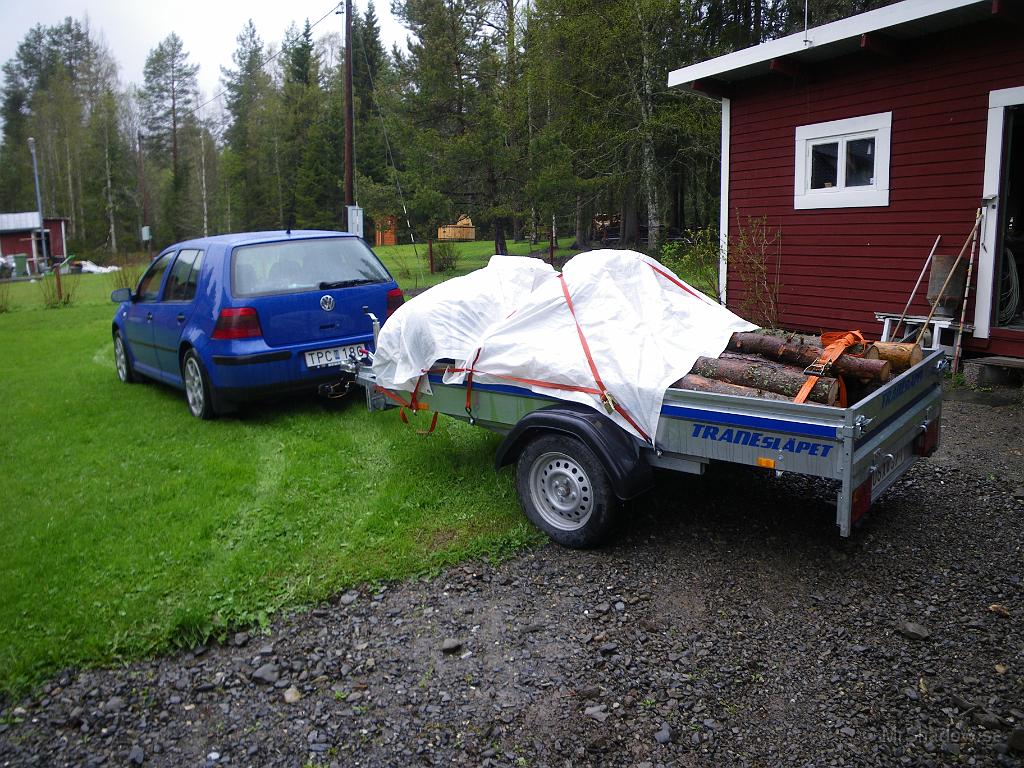 IMGP3452.JPG - 2010-05-29  Hade med sakförflyttaren från Ås när jag åkte upp denna helg. Under plasten så ligger det bl.a säckar med isolering som skall upp på vinden..