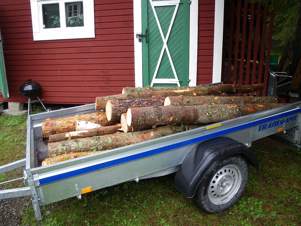 IMGP3454.JPG - Timmer släp... Njae men ett litet lass med ved från Ås.
