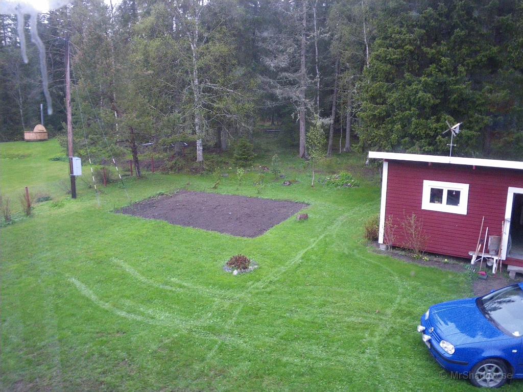 IMGP3461.JPG - Straxt före 22 på kvällen är det fortfarande ljust som på dagen. Om det inte regnar så blir det nog gräsklippning snart..
