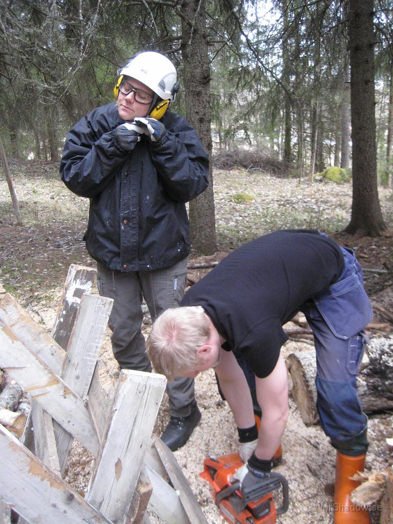 IX70_2708.JPG - Karatepiff håller på och justerar skyddsutrustningen. Bodyguard kollar puttermaskinen..