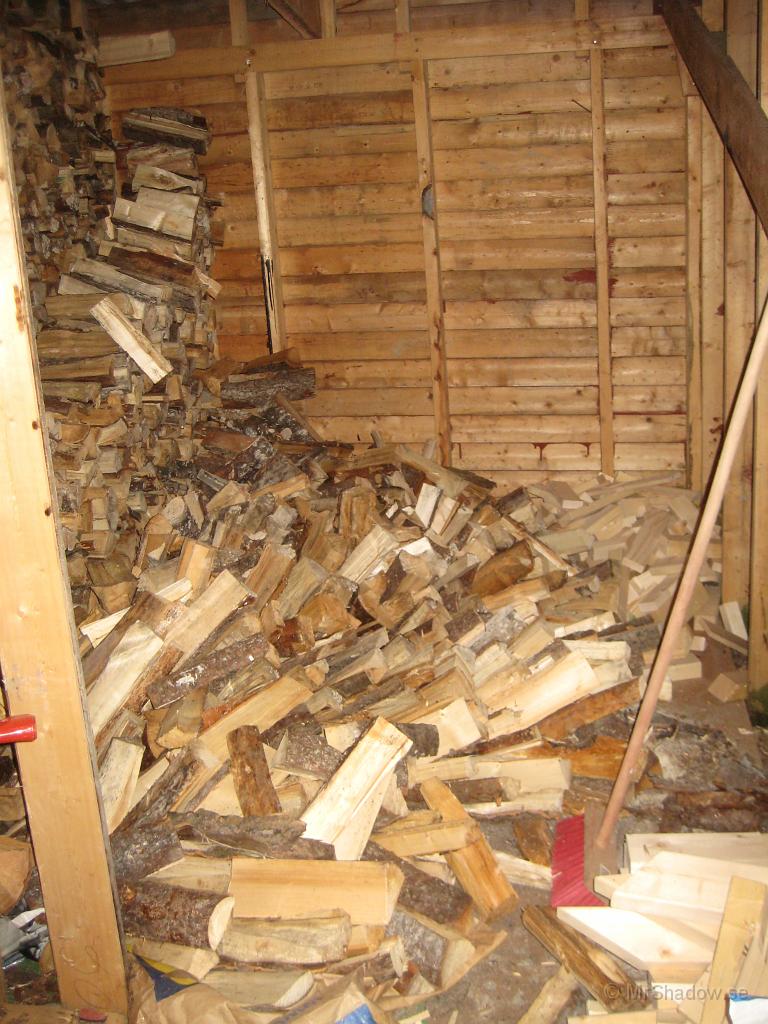 IX70_2783.JPG - 2010-05-12  Helt stabil var inte vedtraven i vedboden, men hur i h-vete kan det rasa efter ett par månader ??