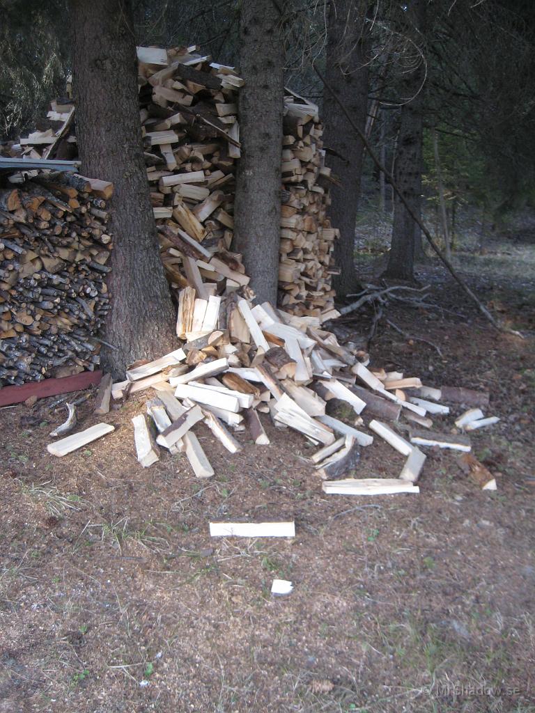 IX70_2784.JPG - Men någon verkar djäklas, då det rasat ute på vedbacken också...