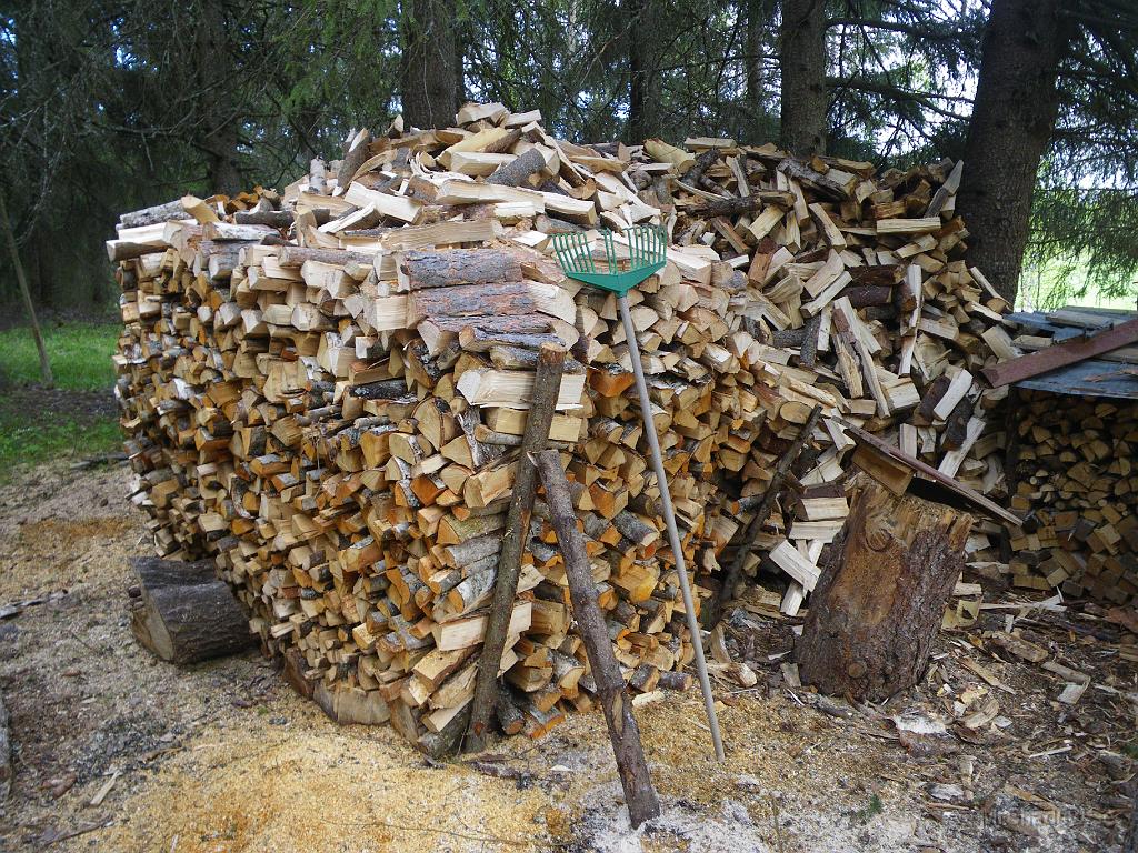 IMGP3553.JPG - Såja, då var de sista kubbarna för i år kluvna !!!  Fast man vet ju inte säkert...