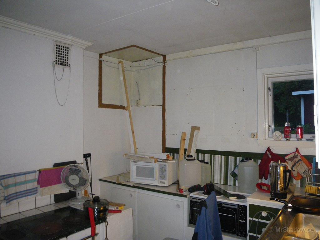 IMGP3622.JPG - Fick ett ryck på lördag eftermiddag.. Plockade ner ett överskåp plus den konstruktion som inrymmde ett kylskåp en gång i tiden...