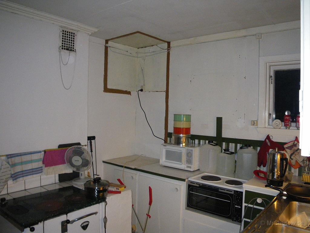 IMGP3625.JPG - Lite städat och nu skall väggar och tak spacklas och så få lite ny vitfärg..  Sedan skall det fixas till några hyllor och lite annat småfix...