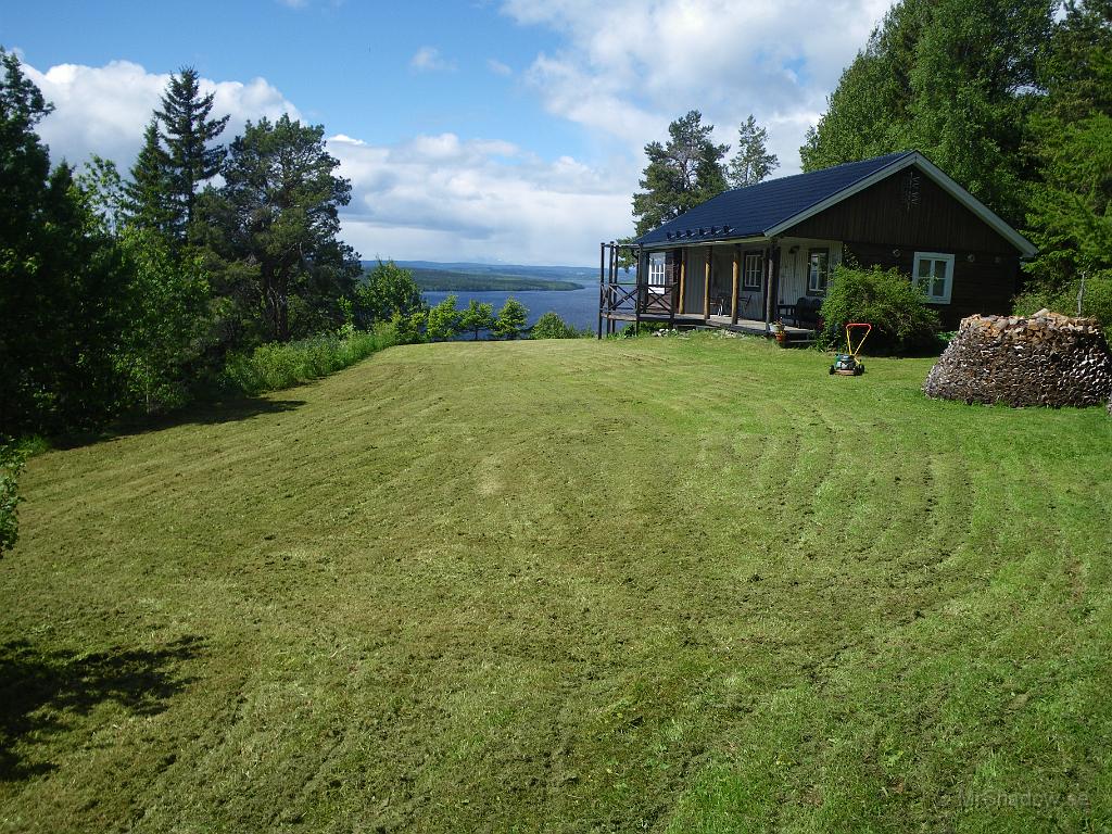 IMGP3626.JPG - 2010-06-20  Var till mina kompisar och klippte deras gräsmattan en vända denna helg också. Det ser riktigt bra ut och här finns utsikten jag själv saknar...