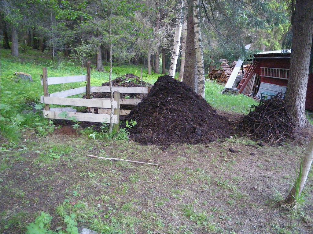 IMGP3632.JPG - Detta var ett riktigt skitjobb... Grävde ur den äldsta komposten för att vända på den.. Passade på att rensa ur de lite för grova kvistar och grenar som fanns i de nedra lagren.. Jordhögen skall nu "bara" flyttas tillbaka och ev. blandas upp med lite mer material som ex.v lite sågspån...